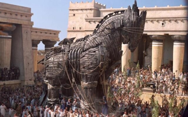 Хто придумав підступний план знищення Трої з дерев’яним конем?