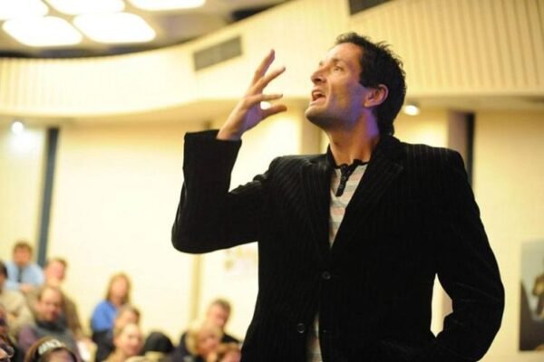 Хто такий оратор: визначення, навички та роль у суспільстві