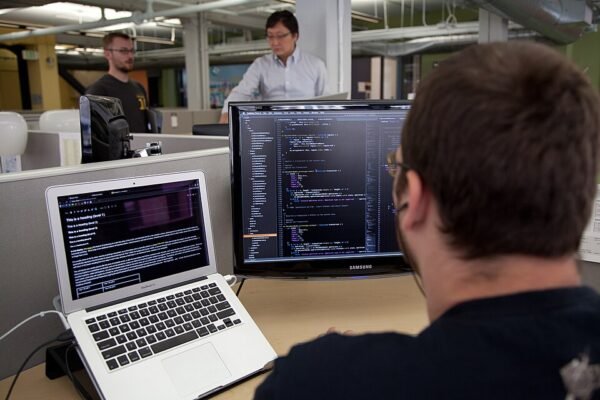 Хто створює комп’ютерні програми: дізнайтеся про розробників ПЗ