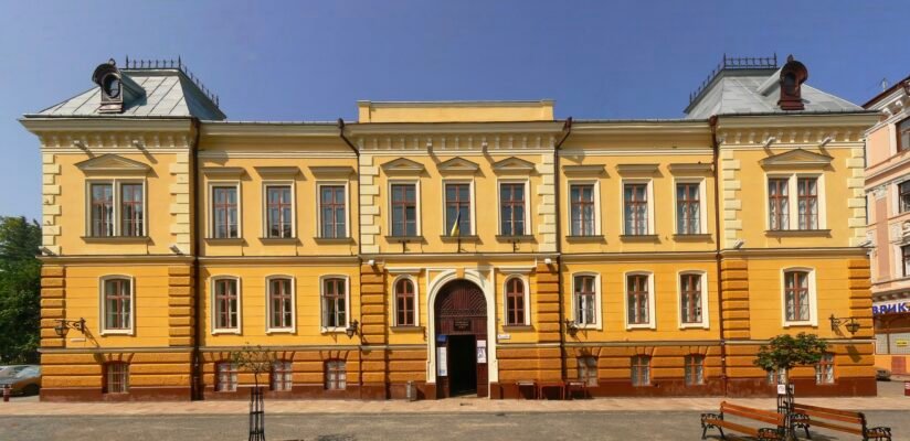 Чернівецький обласний краєзнавчий музей: історія, експозиції, Чернівці