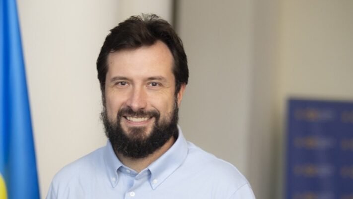 Андрій Сташків: Біографія та Кар’єрний Шлях Відомого Експерта