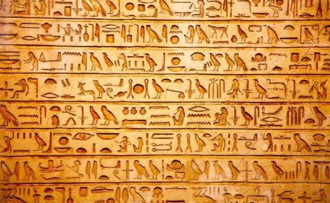 Хто створив перший алфавіт: історія його виникнення і розвиток