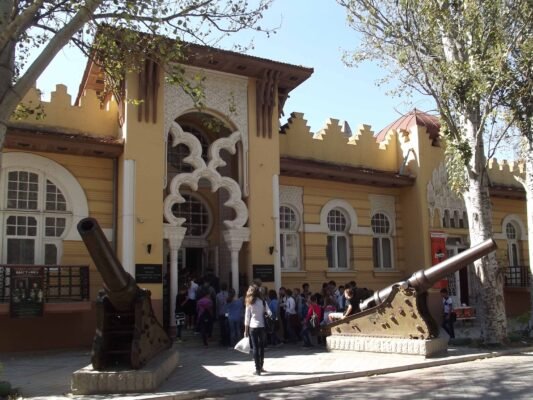 Евпаторійський краєзнавчий музей: Історія та колекції для відвідувачів