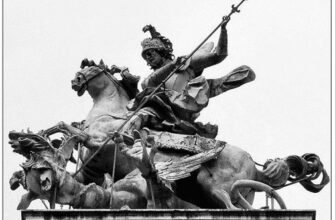 Хто є автором скульптурної композиції, зображеної на фото?