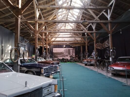 Ретро Гараж Музей Транспорту: Подорож у Світ Старовинних Авто