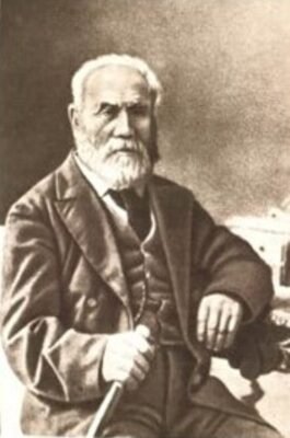 Хто був ініціатором створення першої української театральної трупи?