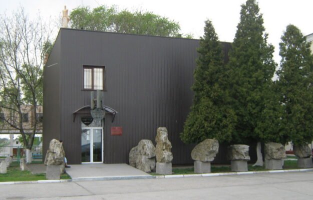 Відвідайте Київський обласний археологічний музей: історія та артефакти