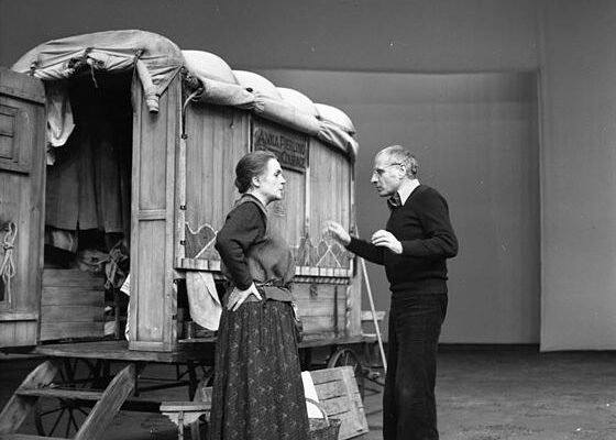 Хто за професією матінка Кураж: розкриття сутності персонажа Брехта