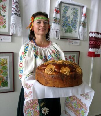 Хто приносить коровай на весілля: традиції та обряди України