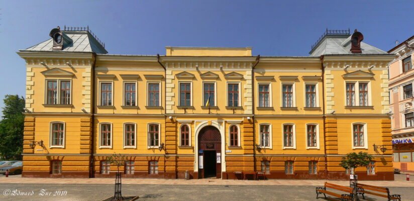 Черновицкий областной краеведческий музей: історія і експозиції Черновицкий областной краеведческий музей: історія і експозиції