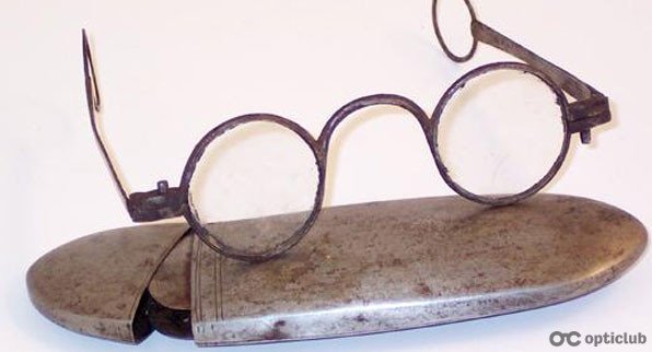 Хто винайшов окуляри: історія створення та еволюція аксесуару