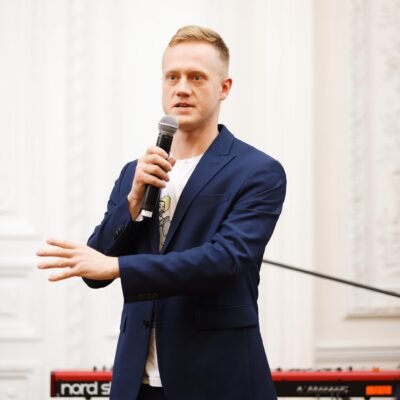 Роман Кравець: Від Юного Журналіста до Визнаного Майстра Слова Роман Кравець: Від Юного Журналіста до Визнаного Майстра Слова