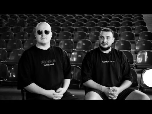 Хто виконує пісню з рядком а ти тримала білі білі троянди?