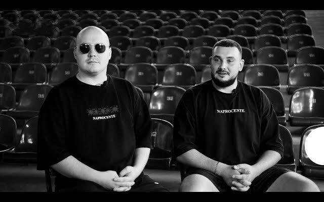 Хто виконує пісню з рядком а ти тримала білі білі троянди?