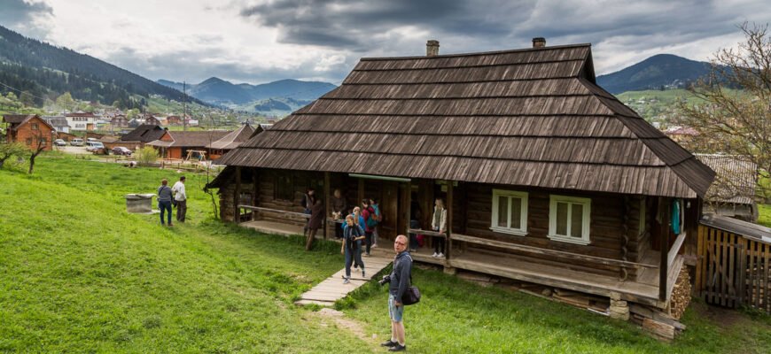 Хата-музей кінофільму Тіні забутих предків: історія та експозиція