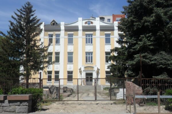 Кременчуцький краєзнавчий музей: історія, експозиції, відвідування