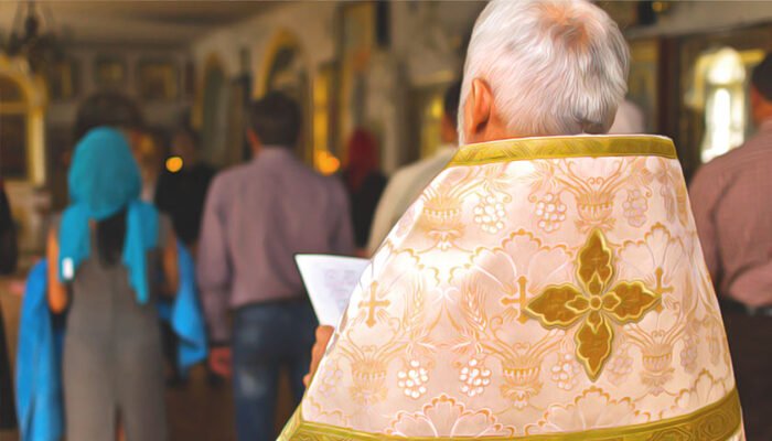 Хто платить зарплату священникам в Україні: джерела фінансування