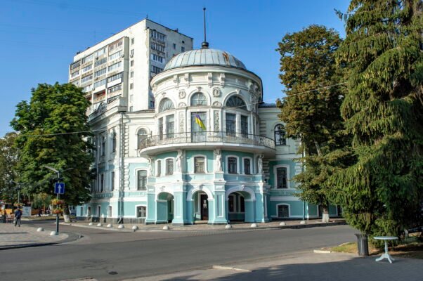 Відвідайте Сумський обласний краєзнавчий музей: історія та експозиції