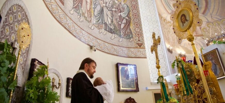 Чи можна хрестити двох дітей в одній сім’ї: роз’яснення та поради