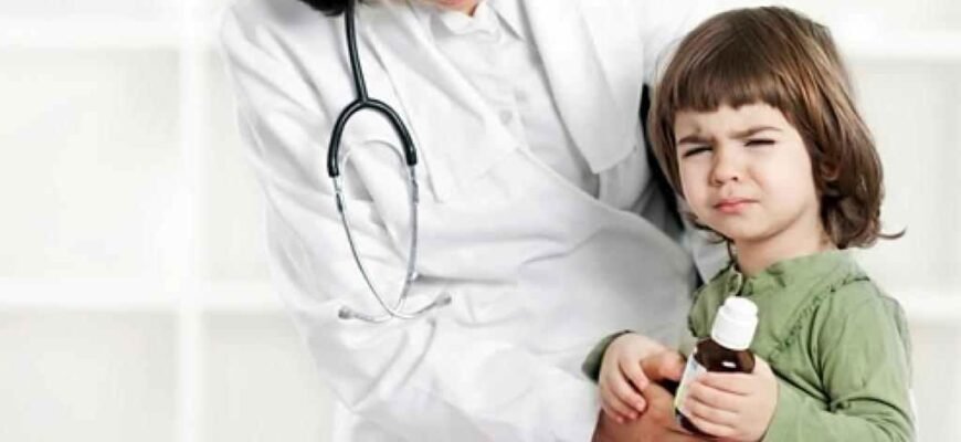 Що давати, коли болить живіт у дитини: рекомендації для батьків