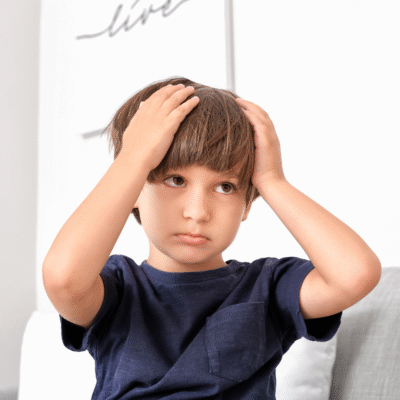 У дитини болить голова і тошнить: причини та що робити