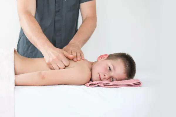 Нападоподібний кашель у дитини вночі: причини, лікування та поради