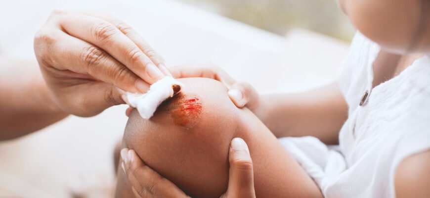 Чому болить коліно у дитини: причини та способи лікування