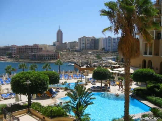 Чи можна зняти готель в 16 років: поради для молодих мандрівників