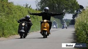 Чи можна їздити на скутері в 14 років: правила та поради для підлітків