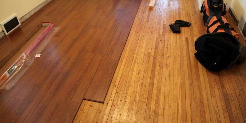 Чи можна стелити ламінат на дерев’яну підлогу: поради та рекомендації