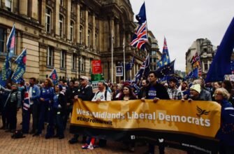 Мішура: Що Це Таке, Її Види та Використання в Оформленні Свят