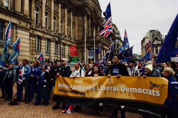 Мішура: Що Це Таке, Її Види та Використання в Оформленні Свят