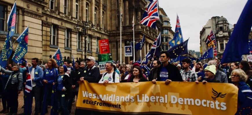 Мішура: Що Це Таке, Її Види та Використання в Оформленні Свят