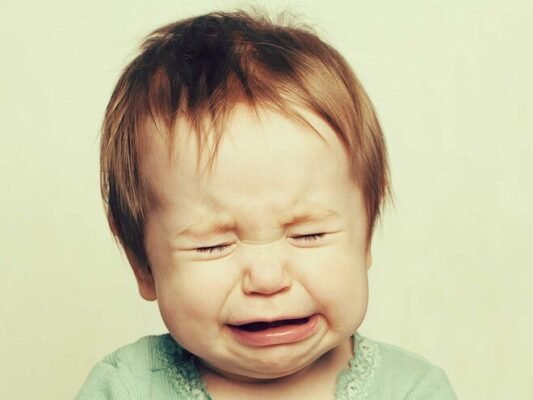 Рвота у дитини: що робити, як допомогти малюку без паніки?