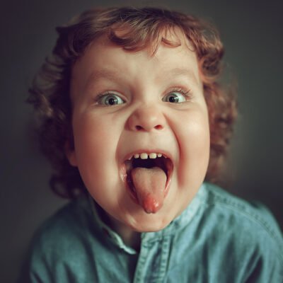 Білий наліт на язику у дитини: можливі причини та лікування