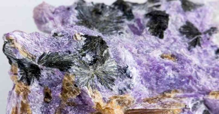 Чароїт: розкриття магічних властивостей рідкісного мінералу