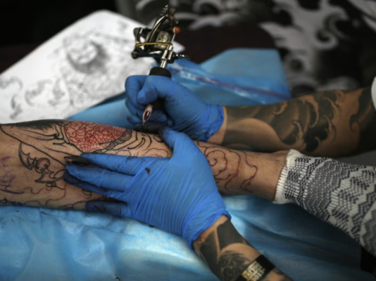 Чи дозволено робити татуювання у 14 років: що потрібно знати?