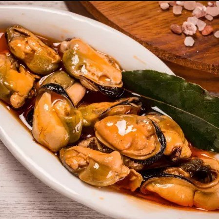 Чи потрібно чистити мідії та як правильно це зробити?