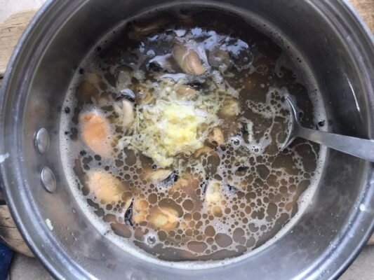 Чи необхідно чистити мариновані мідії перед вживанням у їжу?