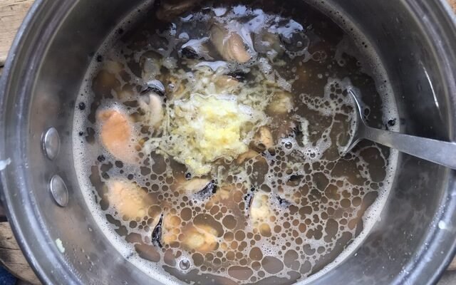 Чи необхідно чистити мариновані мідії перед вживанням у їжу?