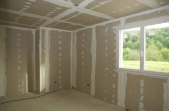 Чи обов’язково шпаклювати гіпсокартон перед поклейкою шпалер: детальний огляд