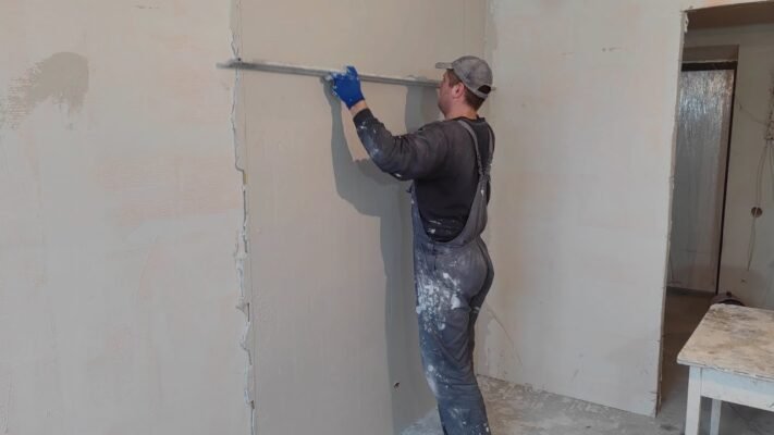 Чи обов’язково шпаклювати стіни перед поклейкою шпалер: поради експертів