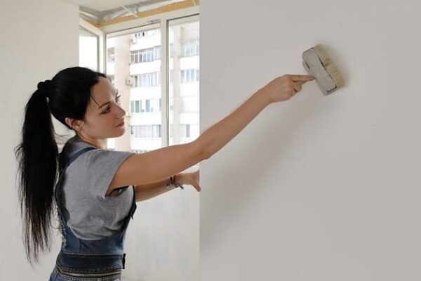 Чи потрібно грунтувати стіни перед поклейкою шпалер: повний гайд