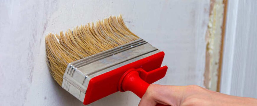 Чи потрібно ґрунтувати стіни перед штукатуркою: поради та рекомендації