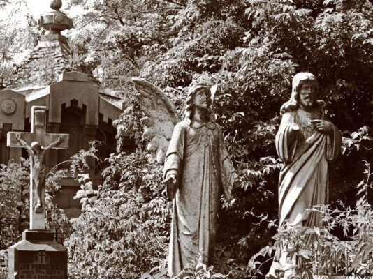 Чи потрібно молитися за померлих: значення молитви для душі після смерті