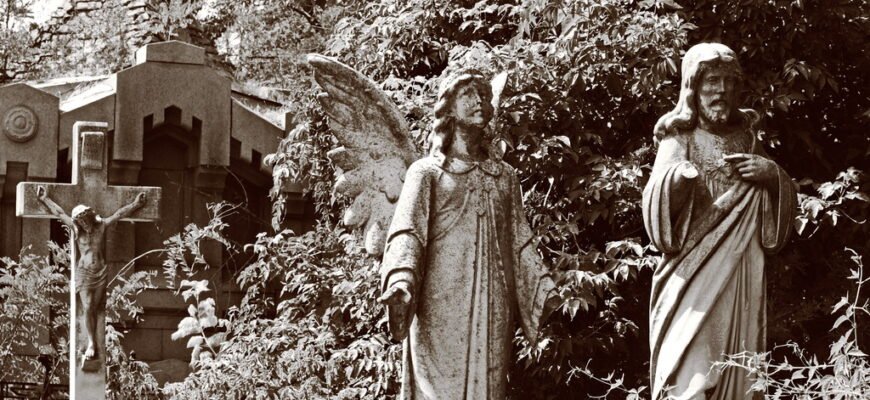 Чи потрібно молитися за померлих: значення молитви для душі після смерті