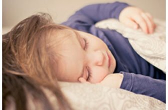 Чи варто будити новонародженого для нічного годування: поради батькам