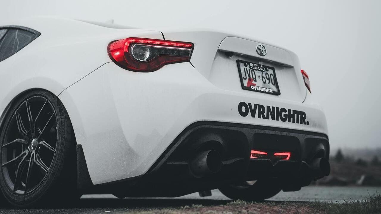 Чи потрібно вмикати аварійку під час руху заднім ходом у 2025 році