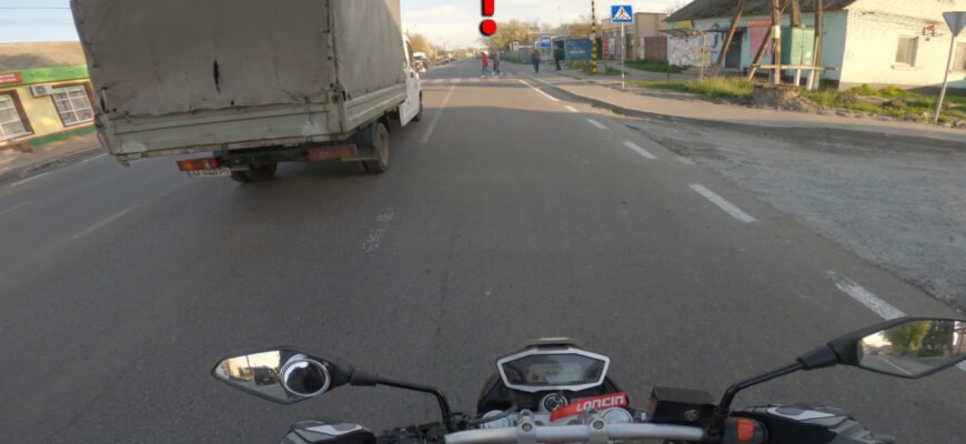 Ефективні способи зниження швидкості мотоцикла на гравійних дорогах