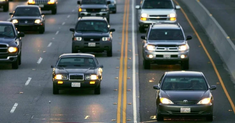 Коли вмикати фари в місті: правила та поради на 2024 рік